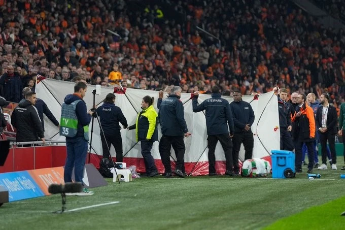 Nemile scene u Amsterdamu, mađarskog trenera iznijeli na nosilima