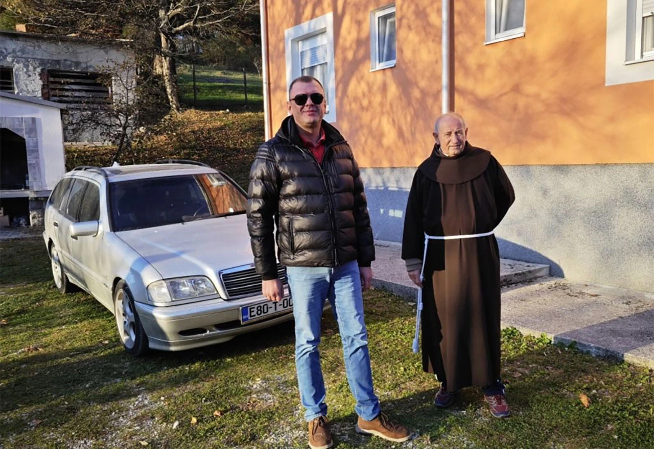 Obitelj Papić darovala vozilo stradalima u poplavama u Konjicu