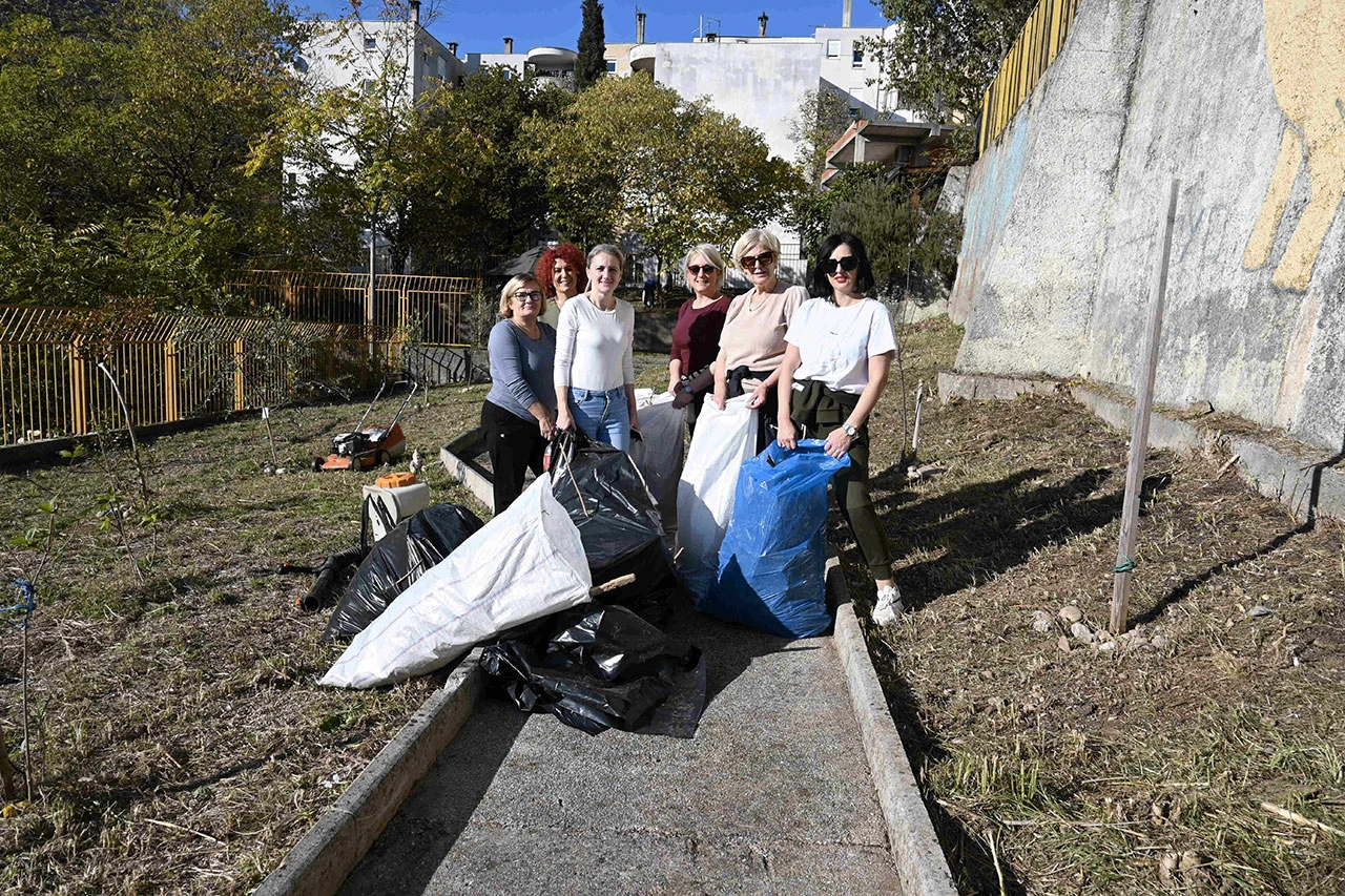 Akcija čišćenja dvorišta mostarskih vrtića u sklopu projekta 'Superheroji protiv komaraca'