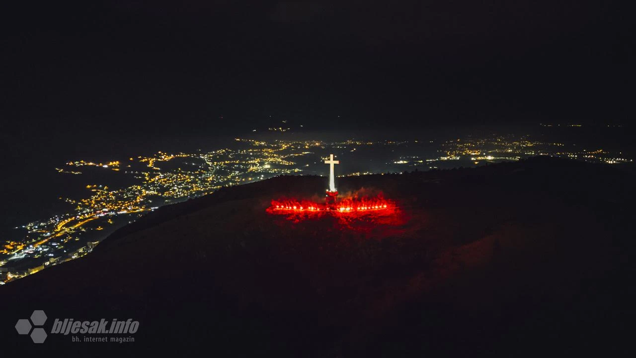 Mostar: Zapaljene 33 baklje na Humu za Vukovar i Škabrnju, te obljetnicu utemeljenja Herceg-Bosne