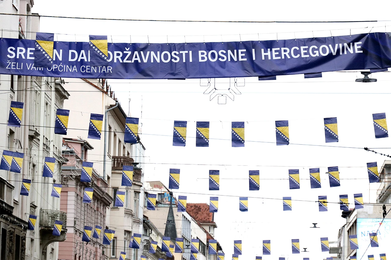 Sarajevo ukrašeno zastavama BiH povodom Dana državnosti