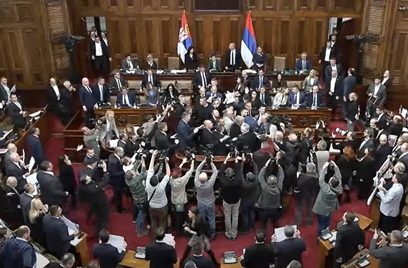 Nakon tučnjave u Srbiji -  Skupština  usvojila proračun, Brnabić optužila oporbu za ‘pokušaj nasilnog preuzimanja vlasti’