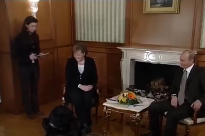 Putin tvrdi da nije htio prestrašiti Merkel sa psom Konijem