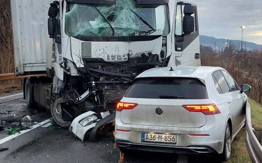 Teška nesreća na M-17: Sudar kamiona i automobila, promet potpuno obustavljen