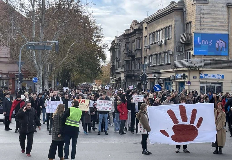 Prosvjednici obojali u crveno centar Novoga Sada