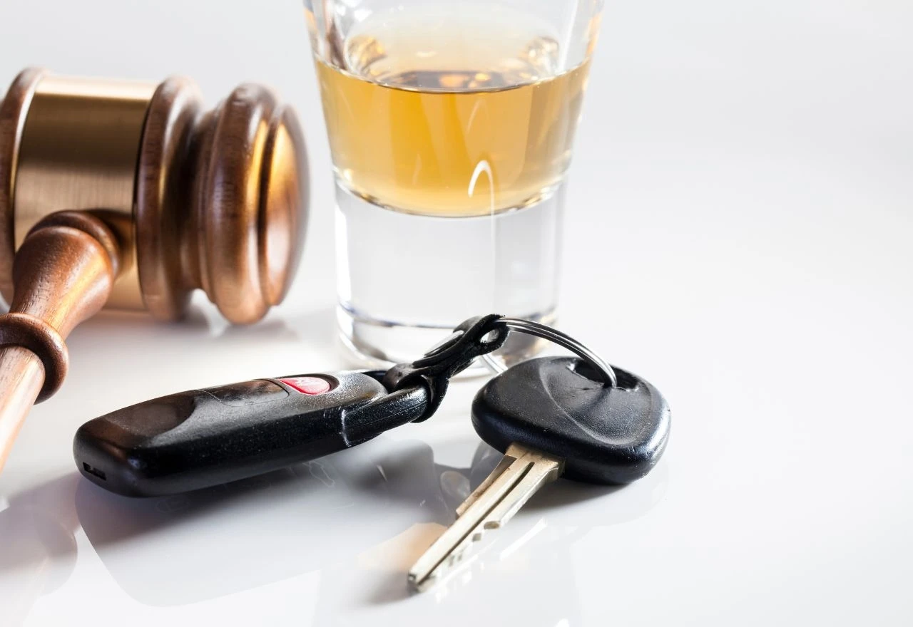 Pijan i bez vozačke dozvole udario policijsko auto