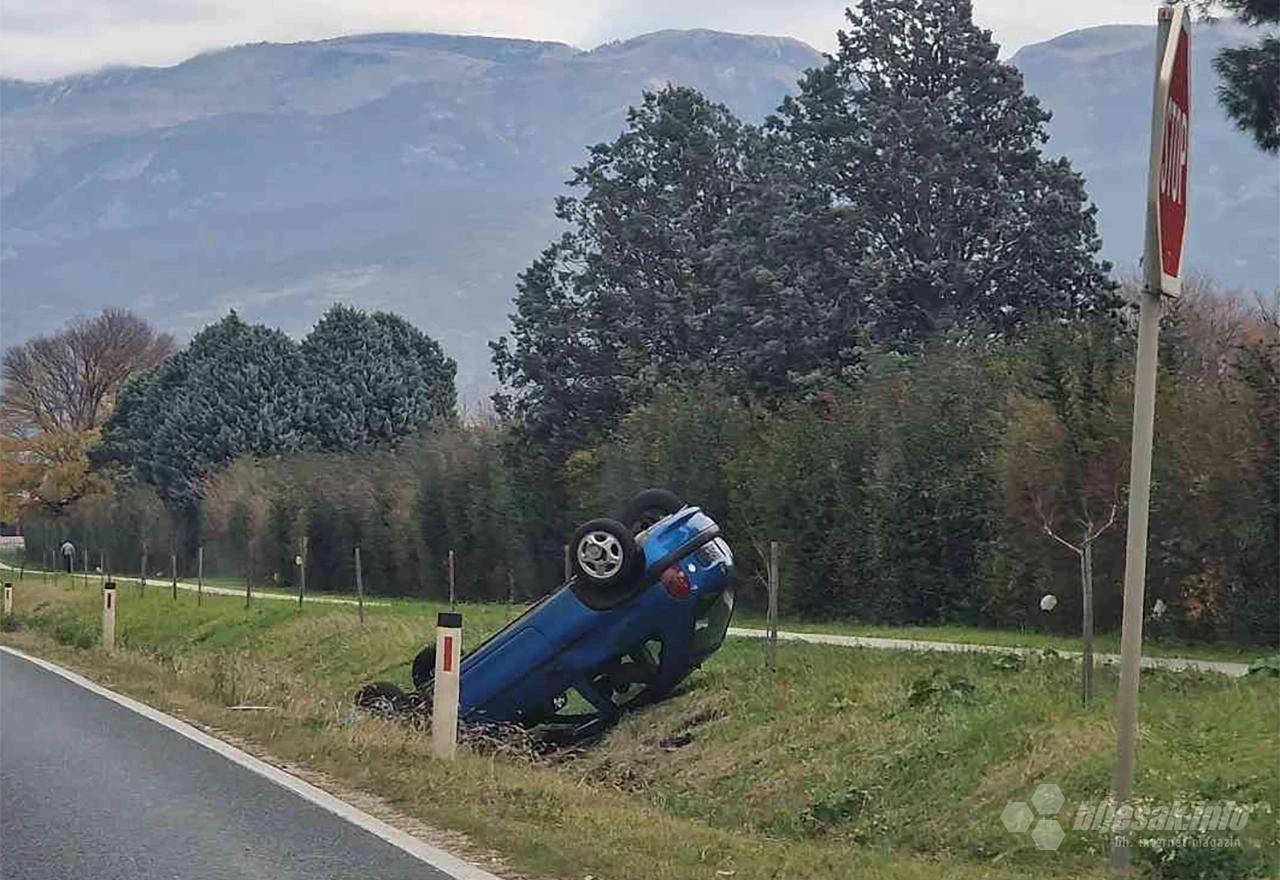 Osobni automobil prevrnut na krov u naselju Sutina