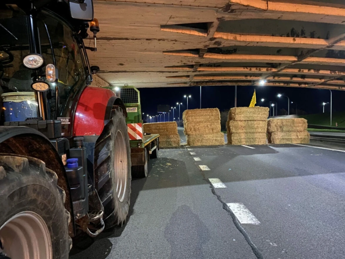 Belgijski poljoprivrednici traktorima blokirali prometnice