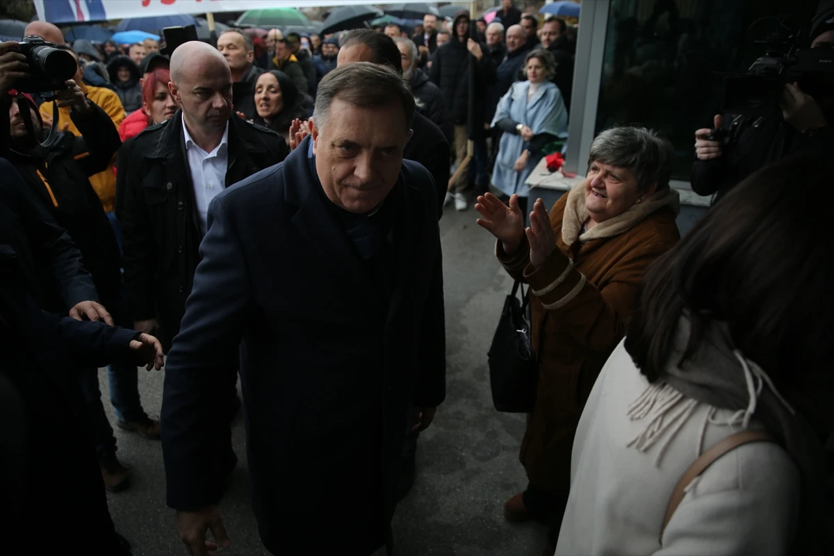 U Sudu BiH nastavljeno suđenje Dodiku i Lukiću - Podrška pristalica ispred Suda