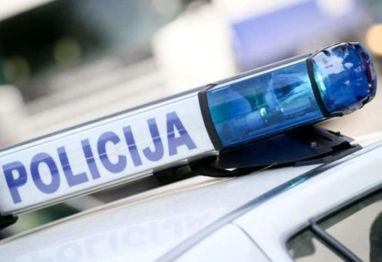 Livno: U sudaru vozila i tri konja poginuo vozač