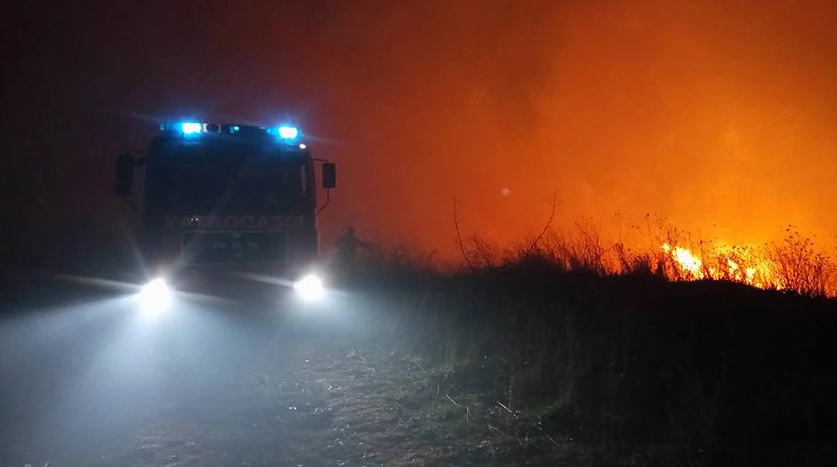 Vatra tijekom srijede opustošila Hutovo blato, vatrogasci spašavali kuće