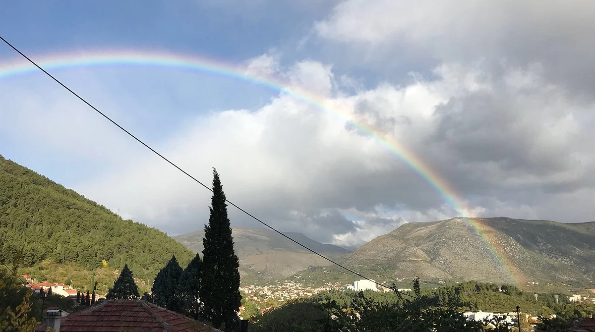 Toplo jesensko jutro uljepšala duga iznad Mostara