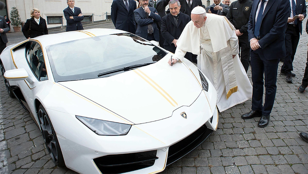 Papa dobio Lamborghini Huracan 