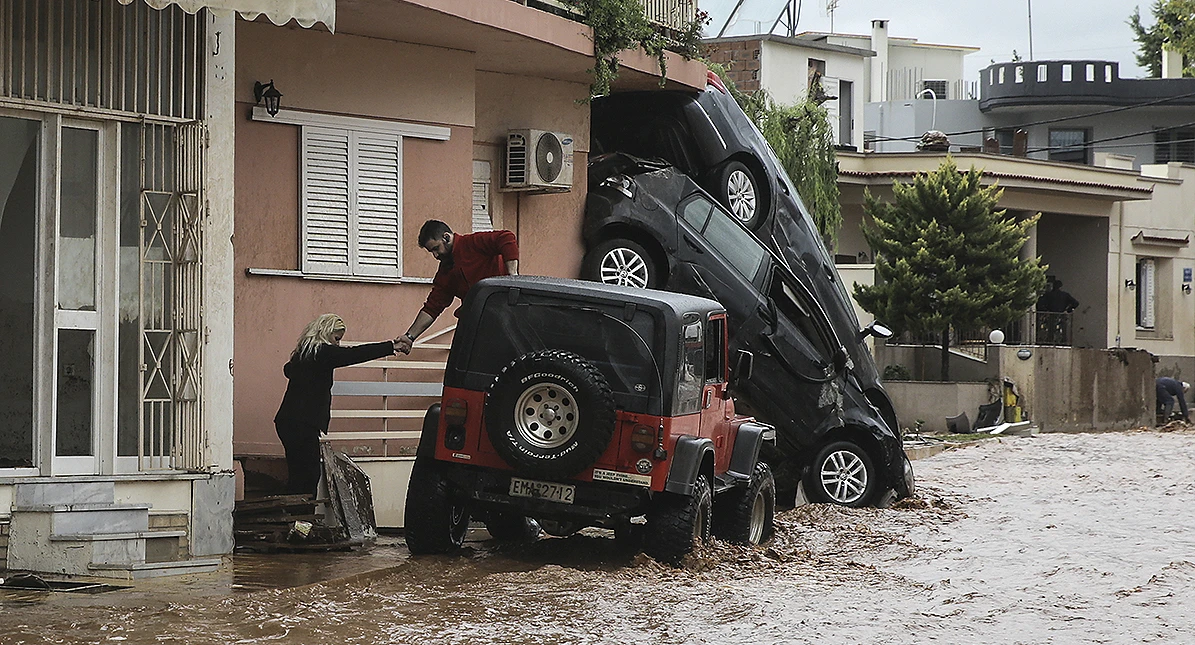 Grčka nakon poplava: Uništeni automobili i domovi