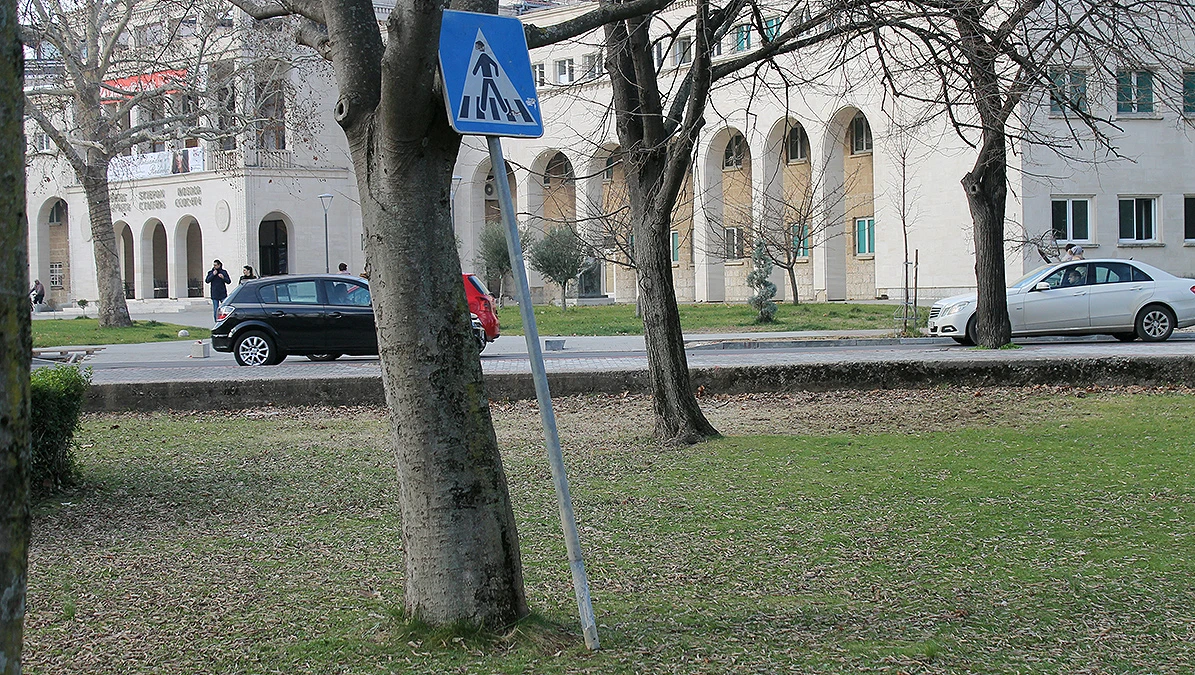 Pješački prijelaz u mostarskom parku