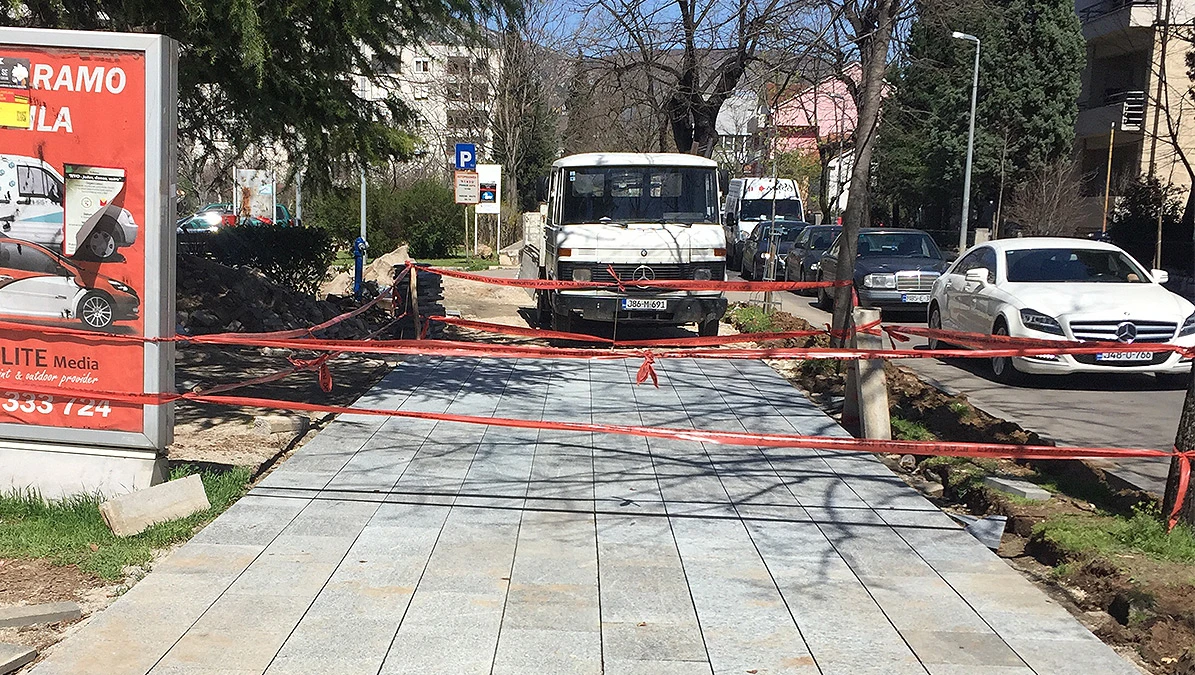 Kamen po kamen pločnik