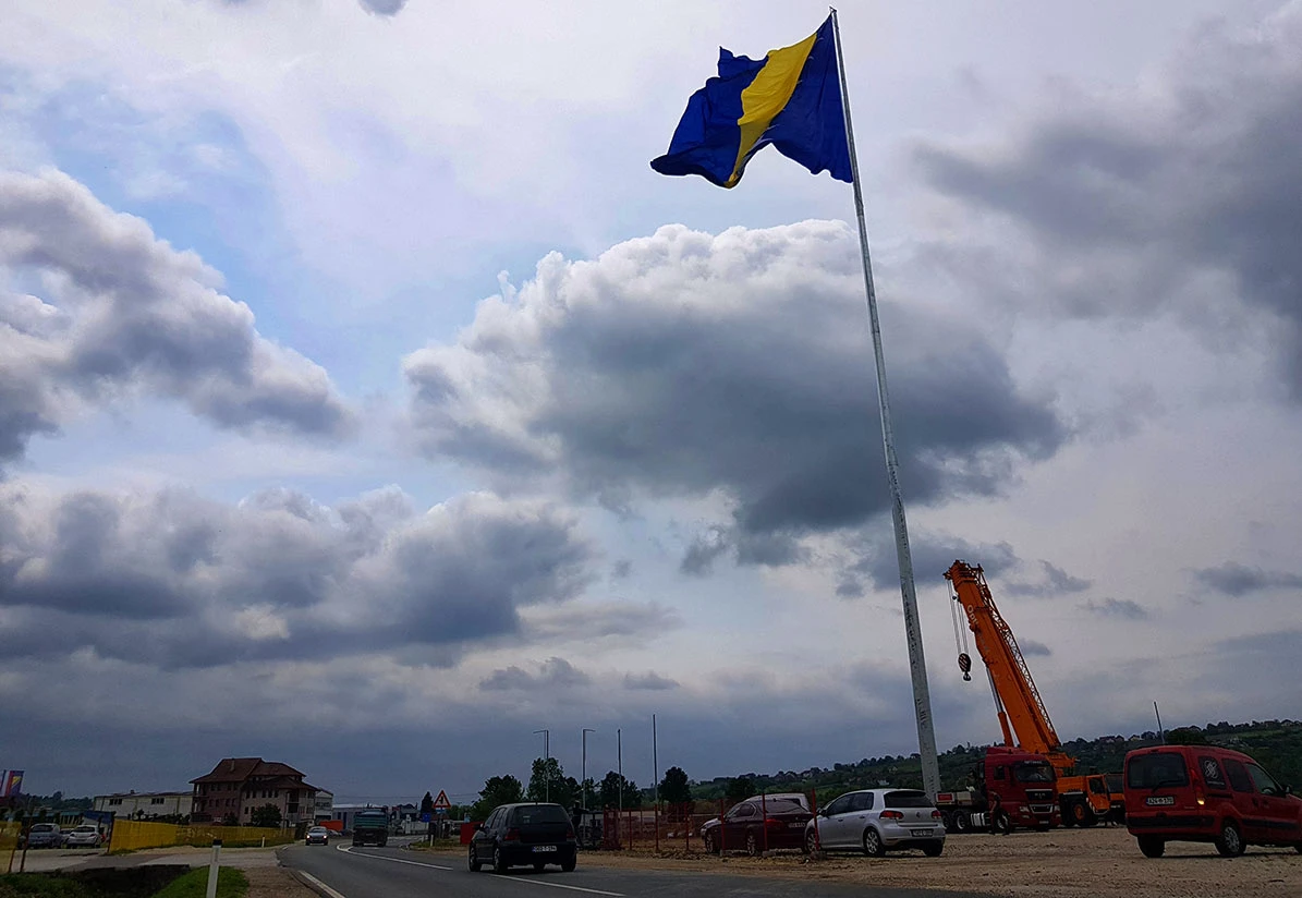 U Tešnju podignuta najveća zastava BiH