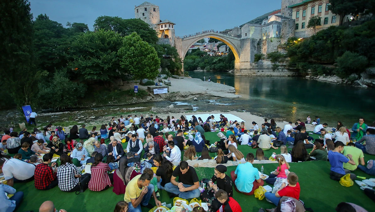 Akšam-namaz i iftar ispod Starog mosta