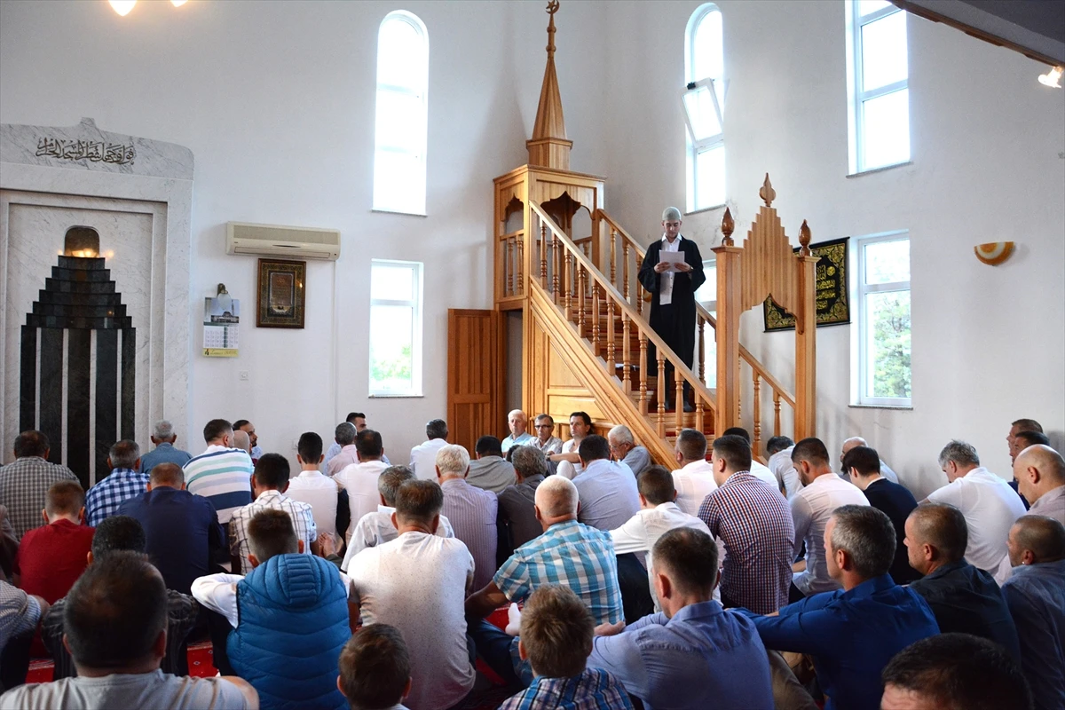 Migranti iz Salakovca bajram-namaz klanjali s mještanima u lokalnoj džamiji