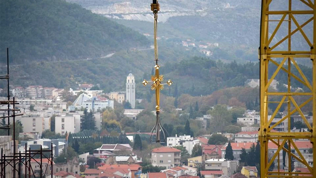 Na kupole Saborne crkve Svete Trojice u Mostaru dignuta dva pozlaćena krsta