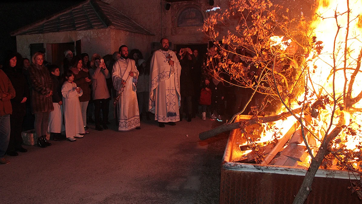 Zapaljen badnjak u Mostaru
