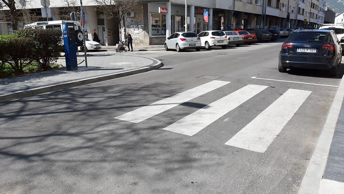 Dosta nam pola