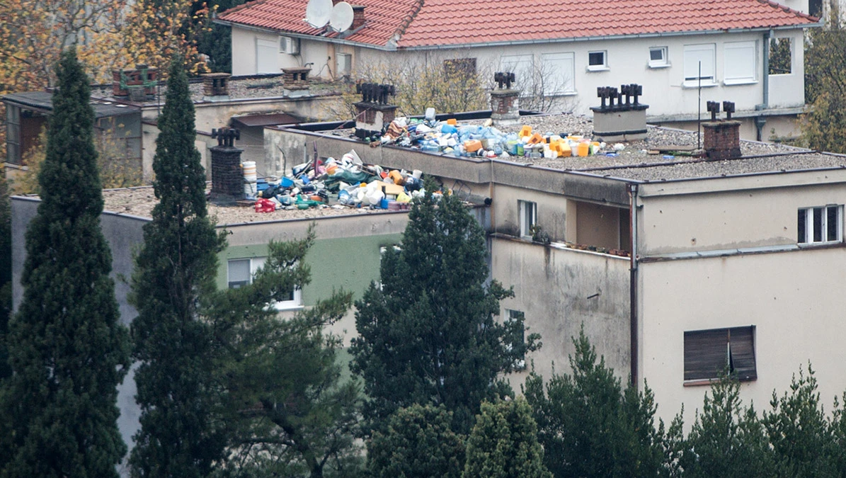 Deponija smeća .. na vrhu zgrade!
