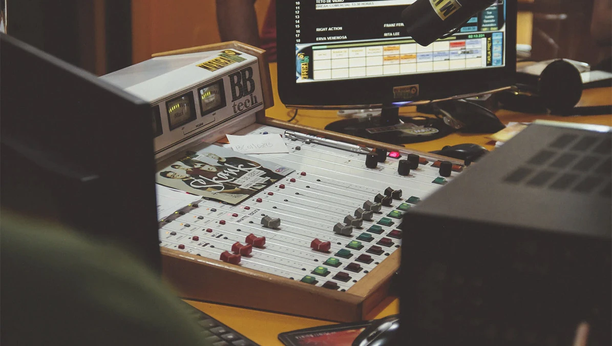 Pojačaj radio!