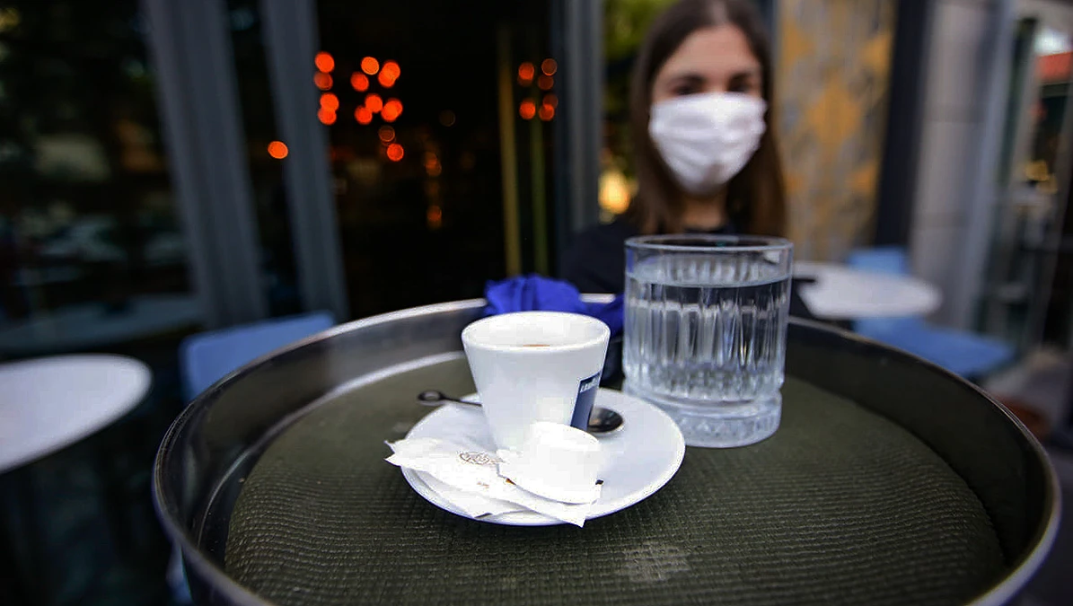 Stolovi nestrpljivo čekaju ...