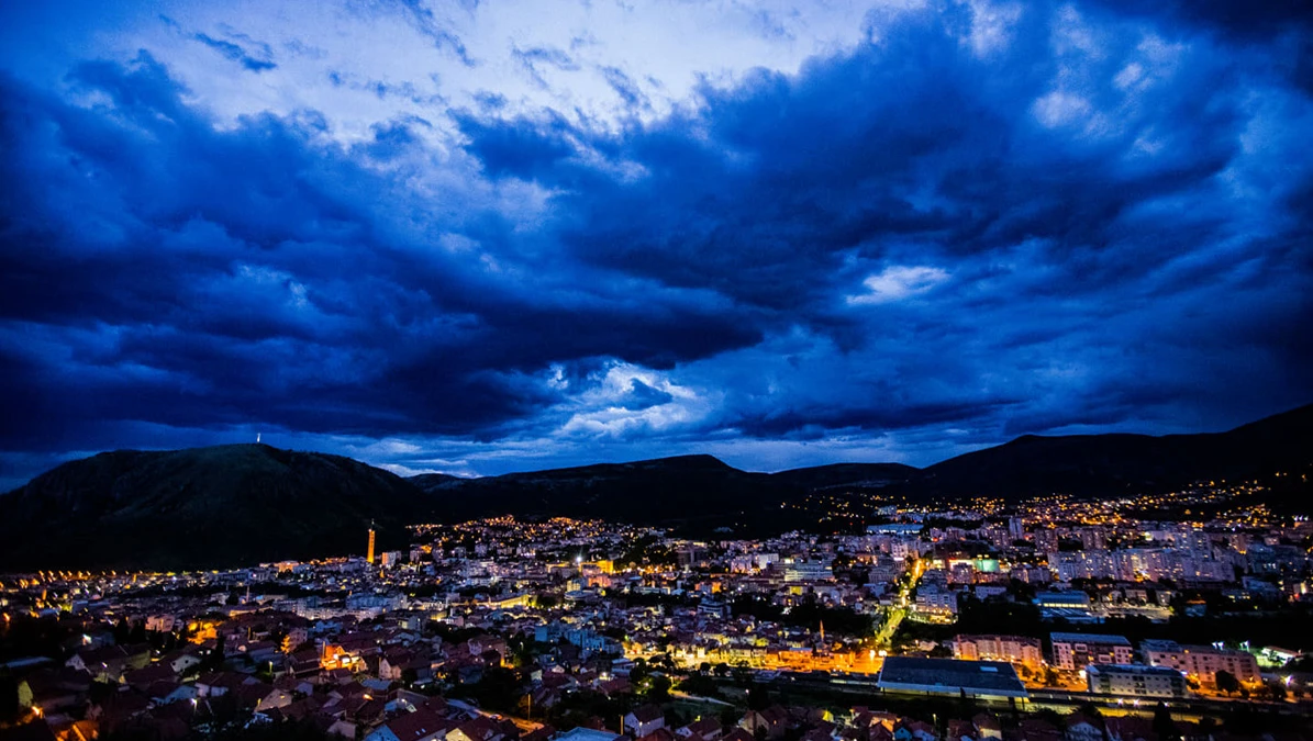 Oblaci nad mostarskim svjetlom