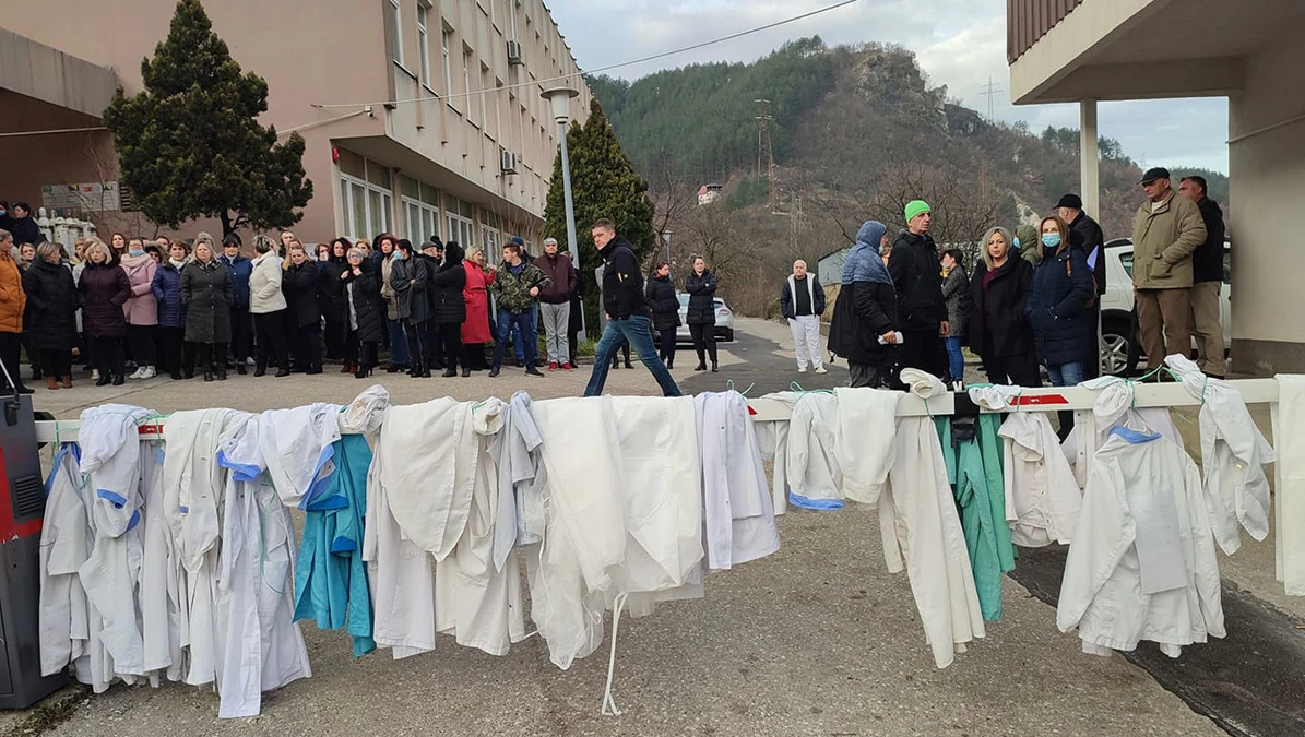 Zdravstveni radnici Općine Konjic objesili bijele kute ispred bolnice