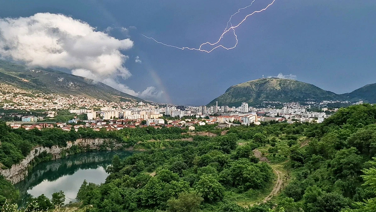 Munja i duga iznad Mostara