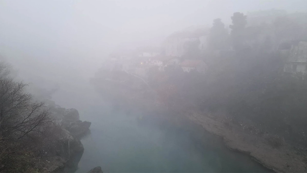 Stari most izgubljen u magli