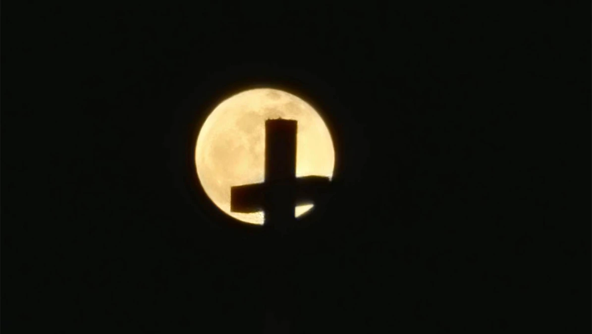 Križ na Humu i travanjski pun Mjesec