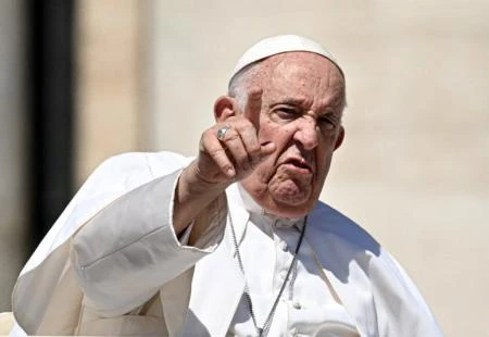 Papa upozorio na opasnosti društvenih mreža