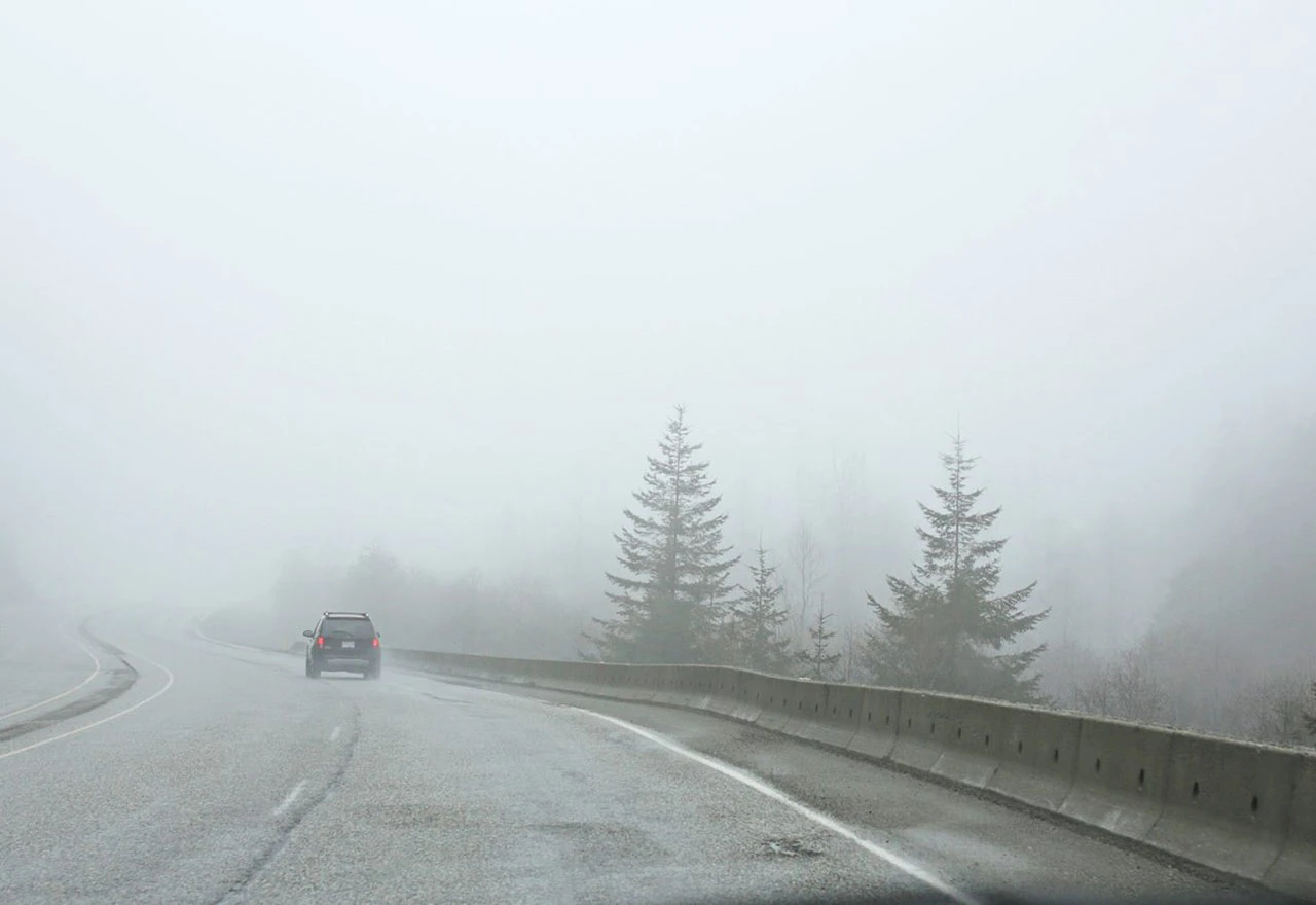 Vozači, oprezno zbog magle i skliskih kolnika