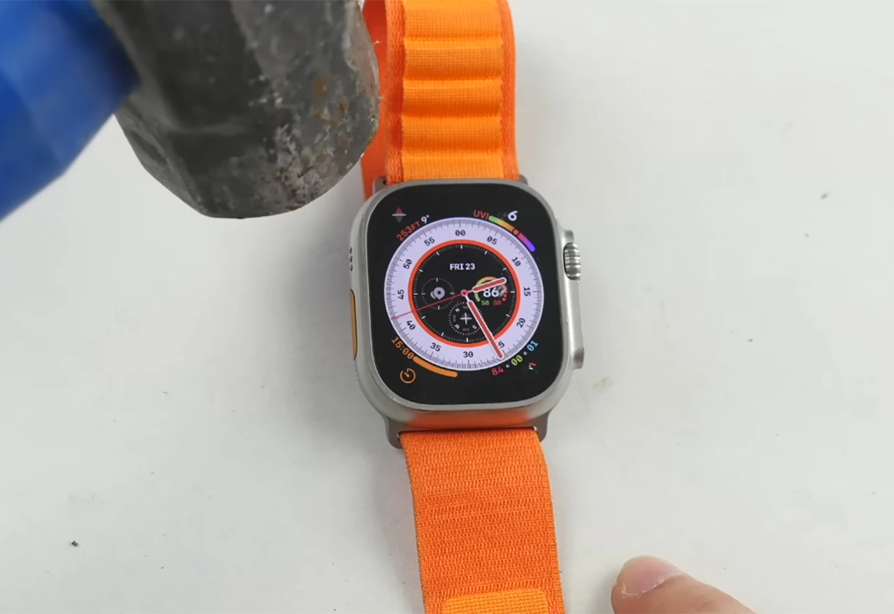 Apple Watch Ultra preživio ''mućanje'' sa čavlima i nekoliko udaraca čekićem