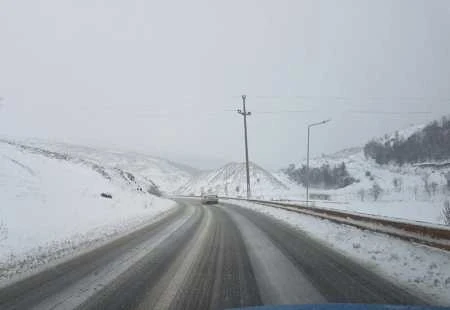 Poledica i odroni otežavaju promet