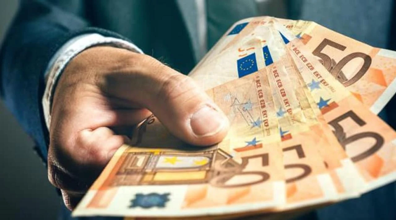 Državni službenici će dobiti povišicu i bonus za COVID