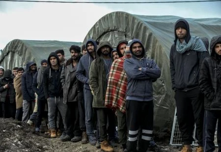 Situacija na "Lipi" i dalje veoma teška: Stotine promrzlih migranata u redu za obrok