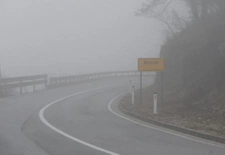 Kolnici mokri i skliski; na njima ima i ugaženog snijega