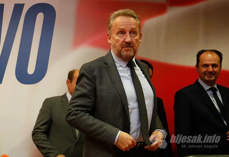 Izetbegović: Tko su kreteni?