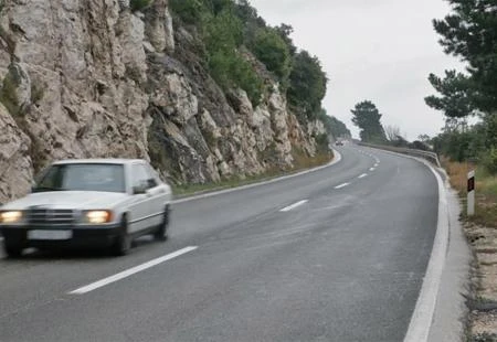 Na cestama mjestimice magla, kolnici vlažni i skliski