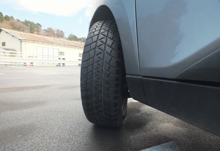 Automobil ga pregazio dok je popravljao kvar pod haubom