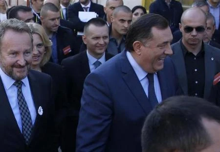 Sjedaju Izetbegović i Dodik