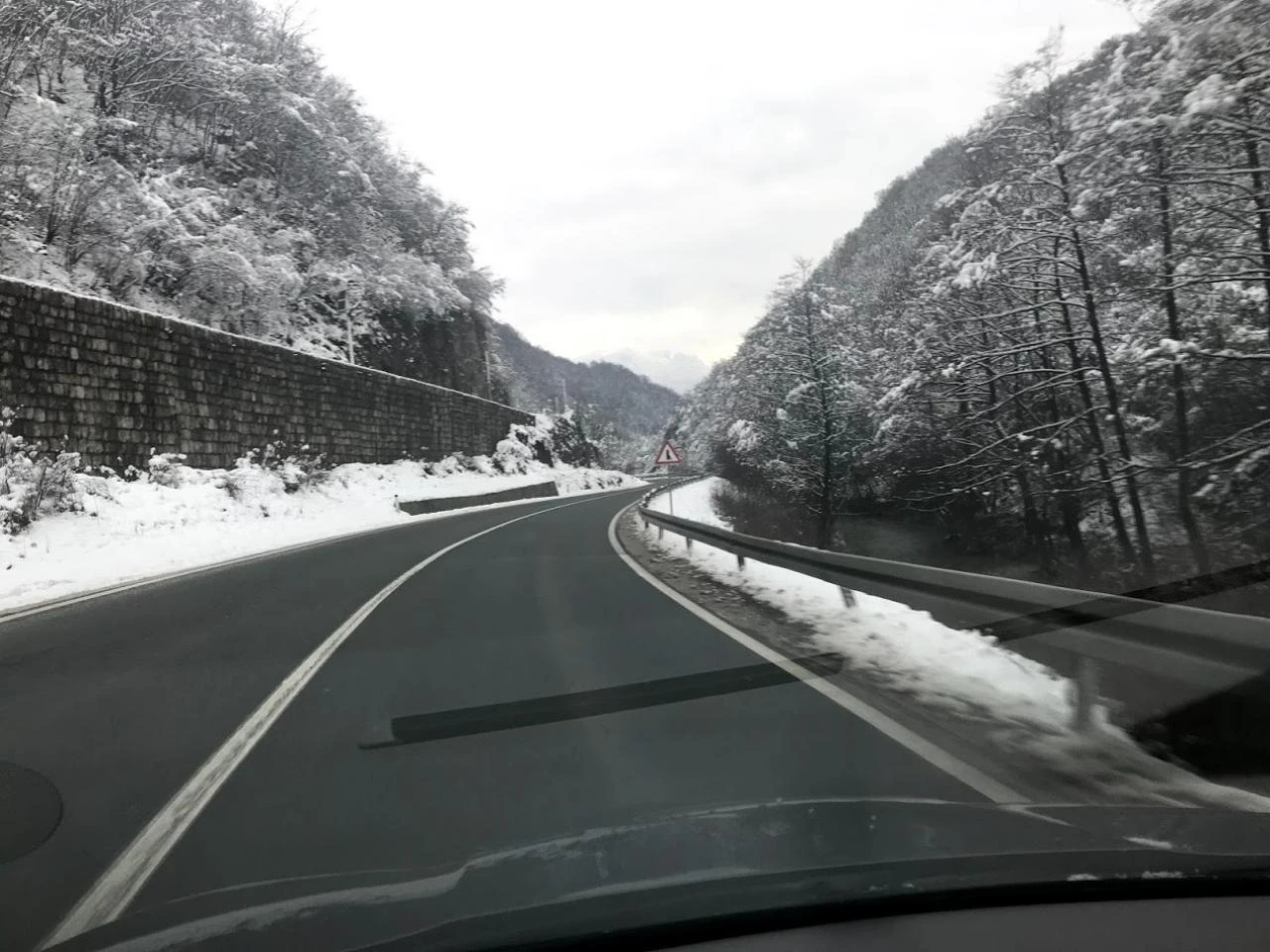 Oprez zbog magle, poledice i odrona