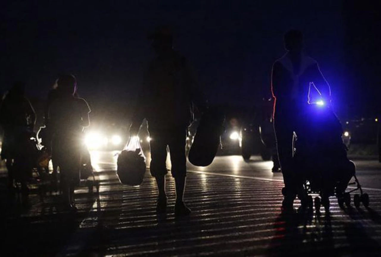 U automobilu krijumčario 25 migranata
