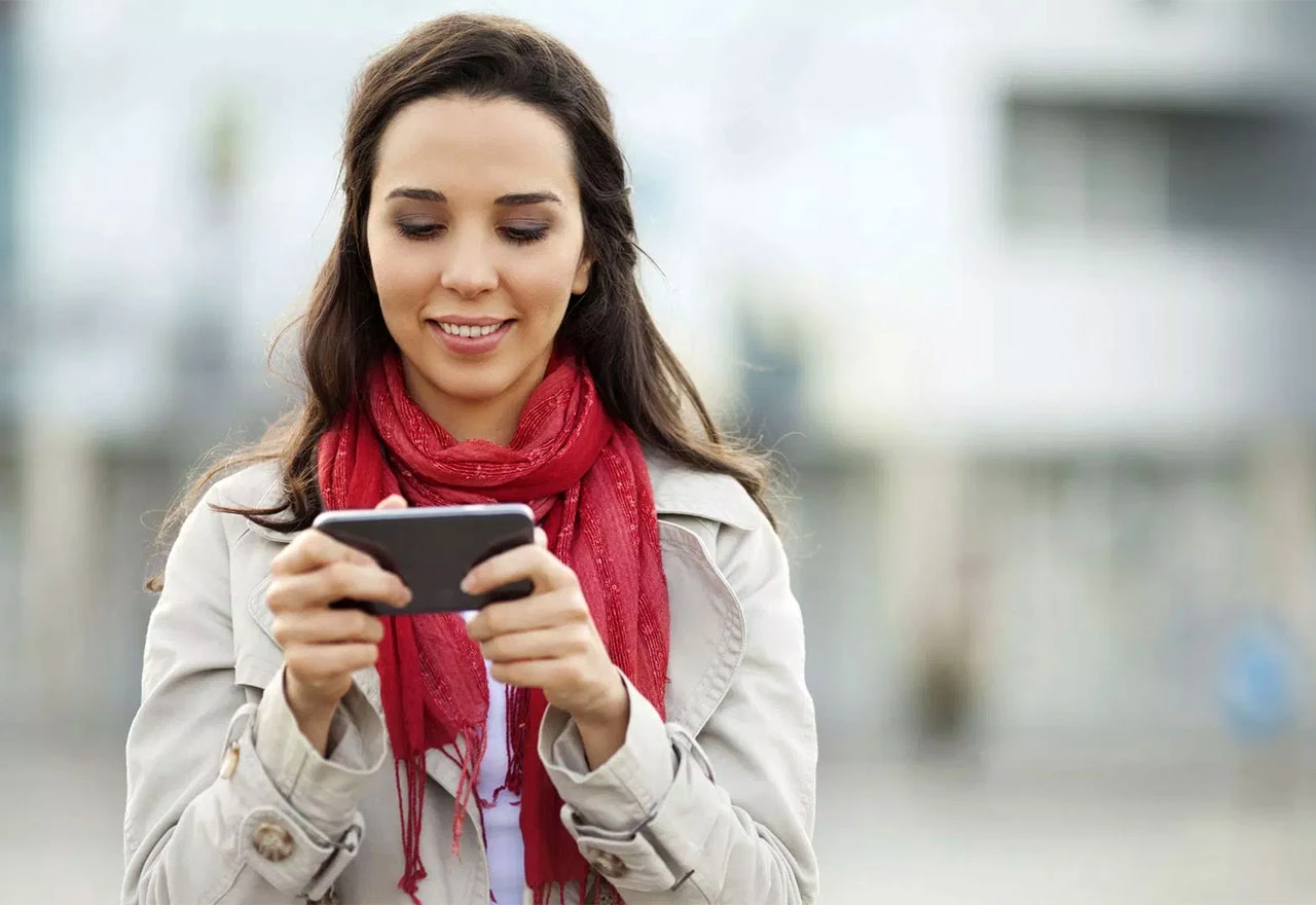Odrasle žene provjeravaju mobitel svakih sedam minuta