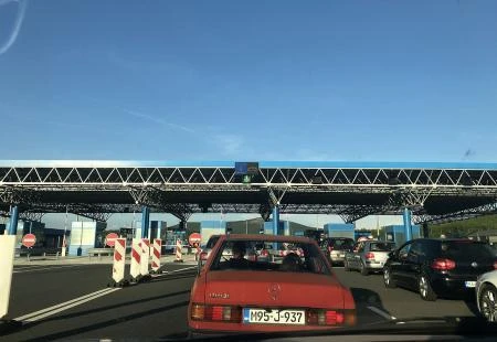 Na graničnim prijelazima pojačan promet vozila