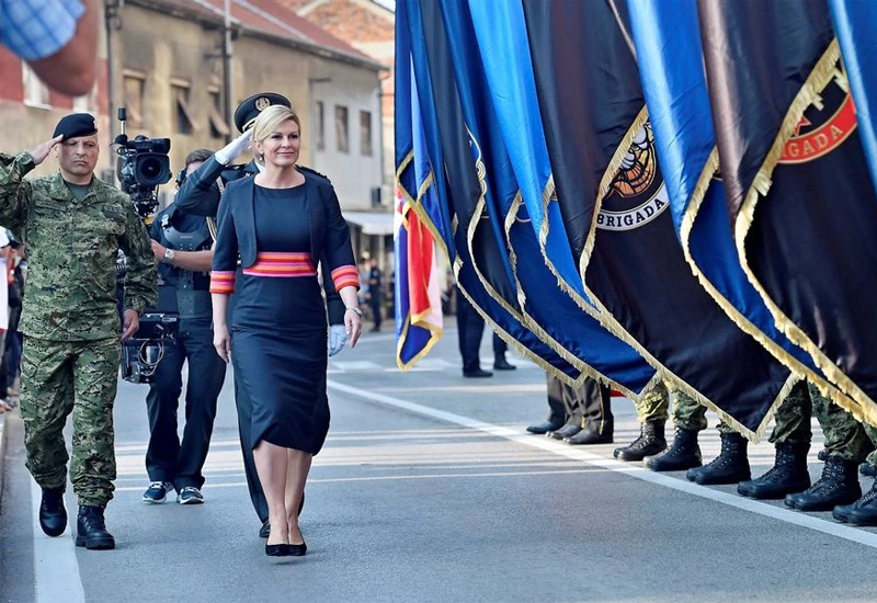 U Kninu podignuta zastava; borbeni zrakoplovi nadletjeli proslavu